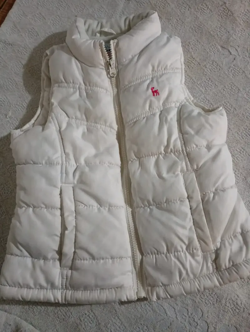 Chaleco acolchado blanco sin mangas