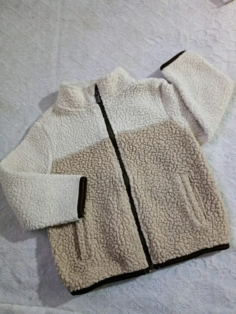 Chaqueta polar beige y blanca 2años