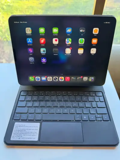 iPad con teclado y estuche - miniatura 1