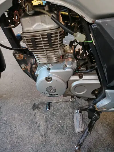 Motor de motocicleta Honda usado - miniatura 1