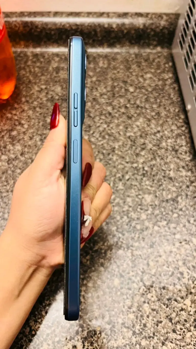 Teléfono móvil azul usado - 1
