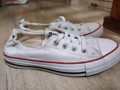 Zapatillas blancas casuales usadas - miniatura 1
