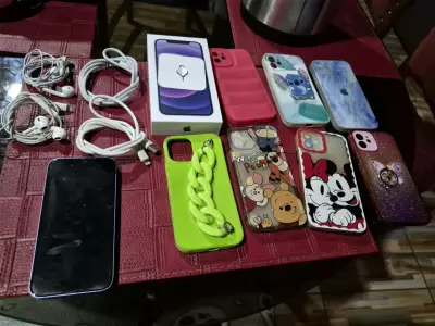 Smartphone y accesorios variados - miniatura 1
