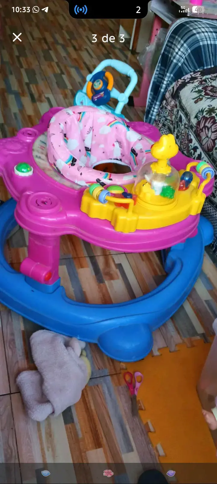 Andador para bebé multicolor muy bueno
