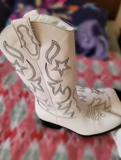 Botas vaqueras blancas estilo bordado - miniatura 1