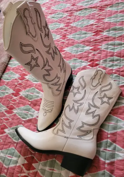 Botas vaqueras blancas estilo bordado - miniatura 2