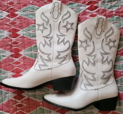 Botas vaqueras blancas estilo bordado - miniatura 4