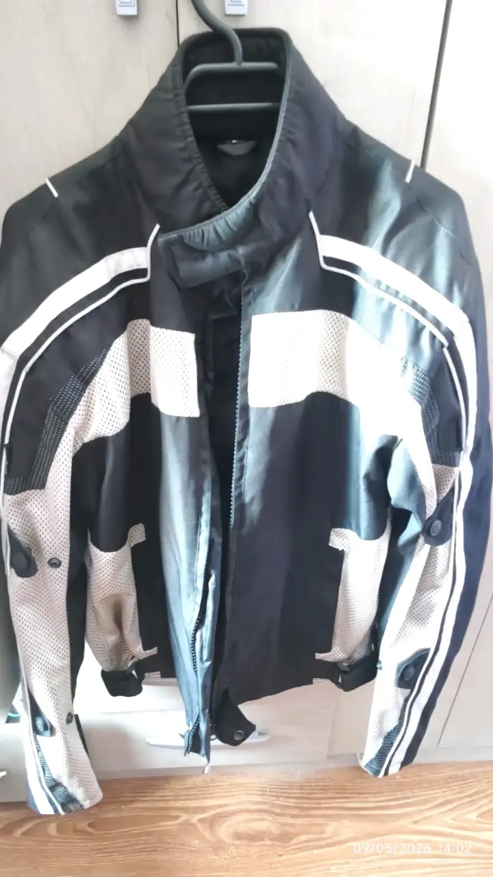Chaqueta Yamaha negra y blanca - 2