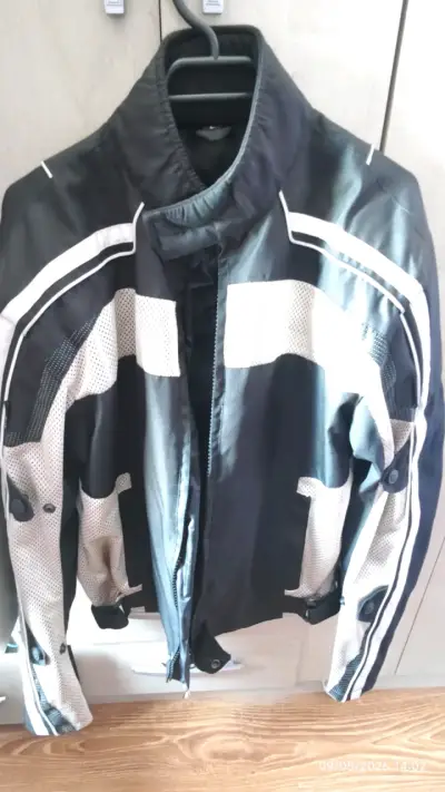 Chaqueta Yamaha negra y blanca - miniatura 2