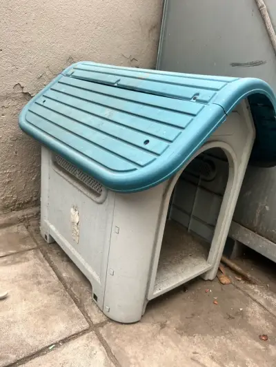 Caseta de perro plastica usada - miniatura 1