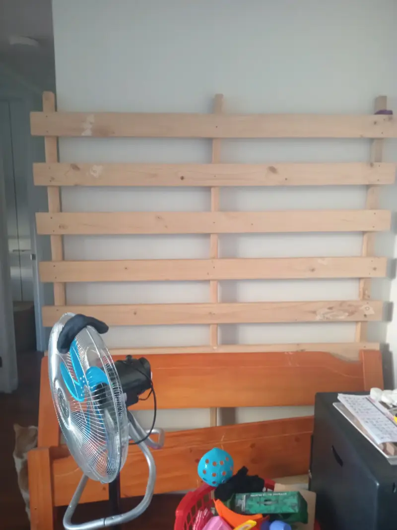 Respaldo de cama de madera