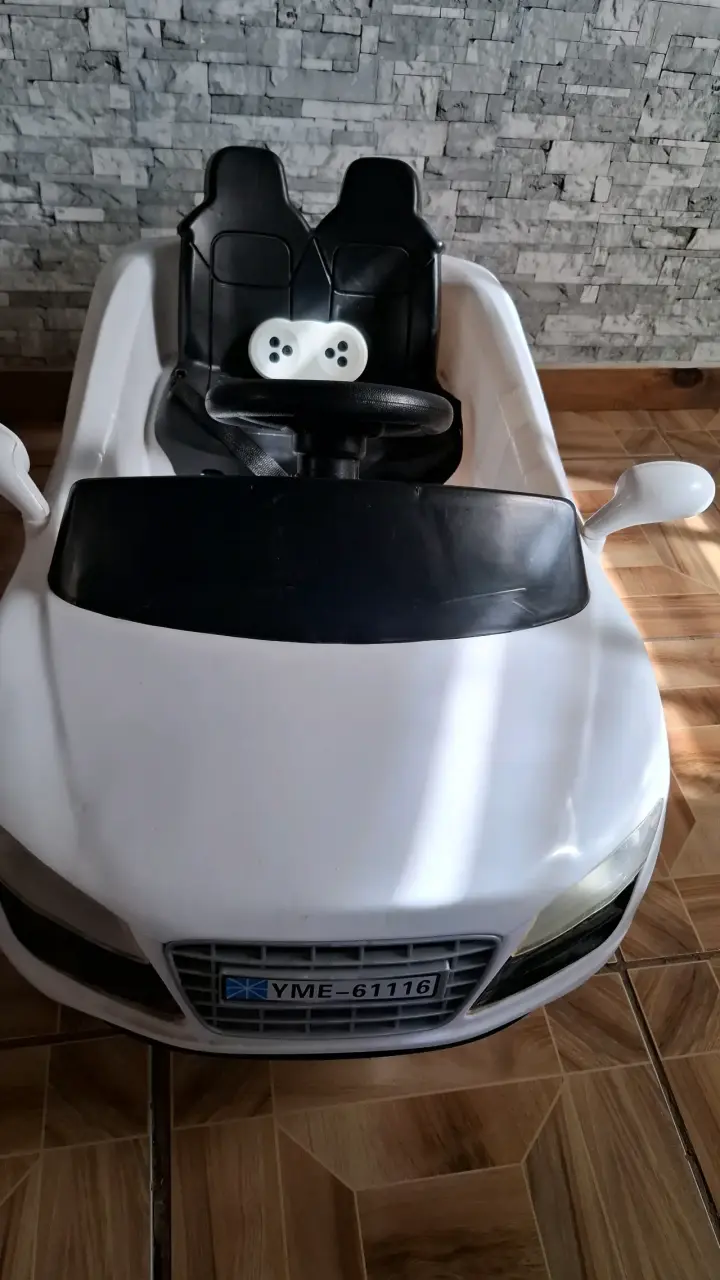 Auto eléctrico infantil blanco - 1