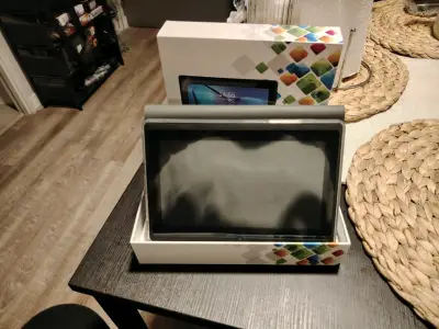 Tablet con soporte y caja - miniatura 1