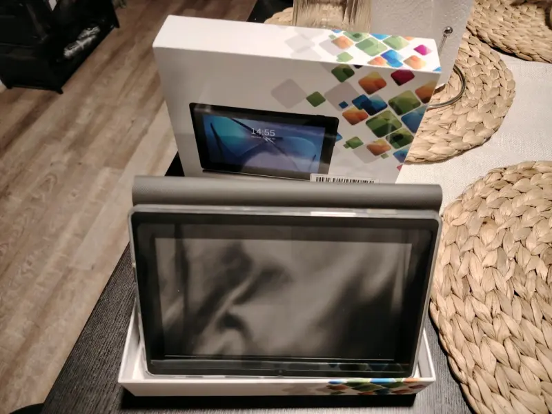 Tablet con soporte y caja - 2