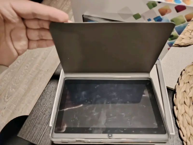 Tablet con soporte y caja - 3