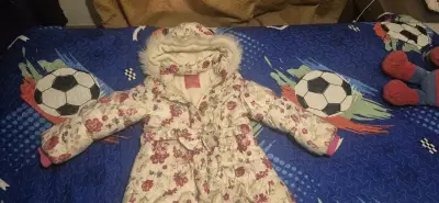 Abrigo infantil con estampado floral - miniatura 1