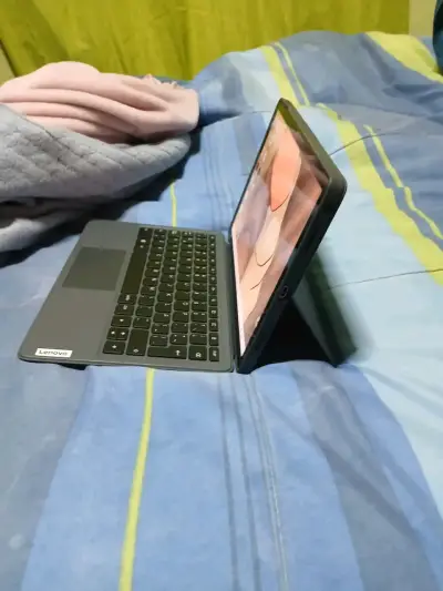 Tablet Lenovo con teclado - miniatura 2