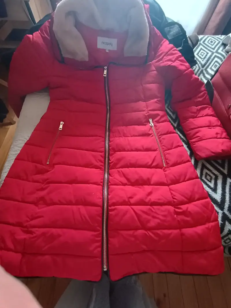 Chaqueta roja acolchada larga