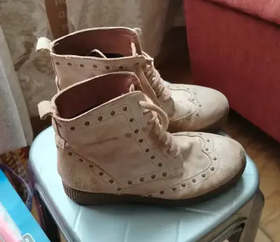 Botines beige con tachas - miniatura 1