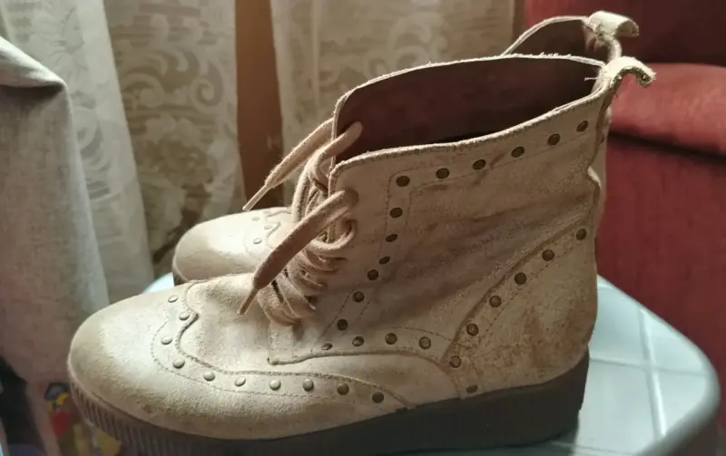 Botines beige con tachas - 3