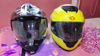 Cascos de moto negro y amarillo - miniatura 1
