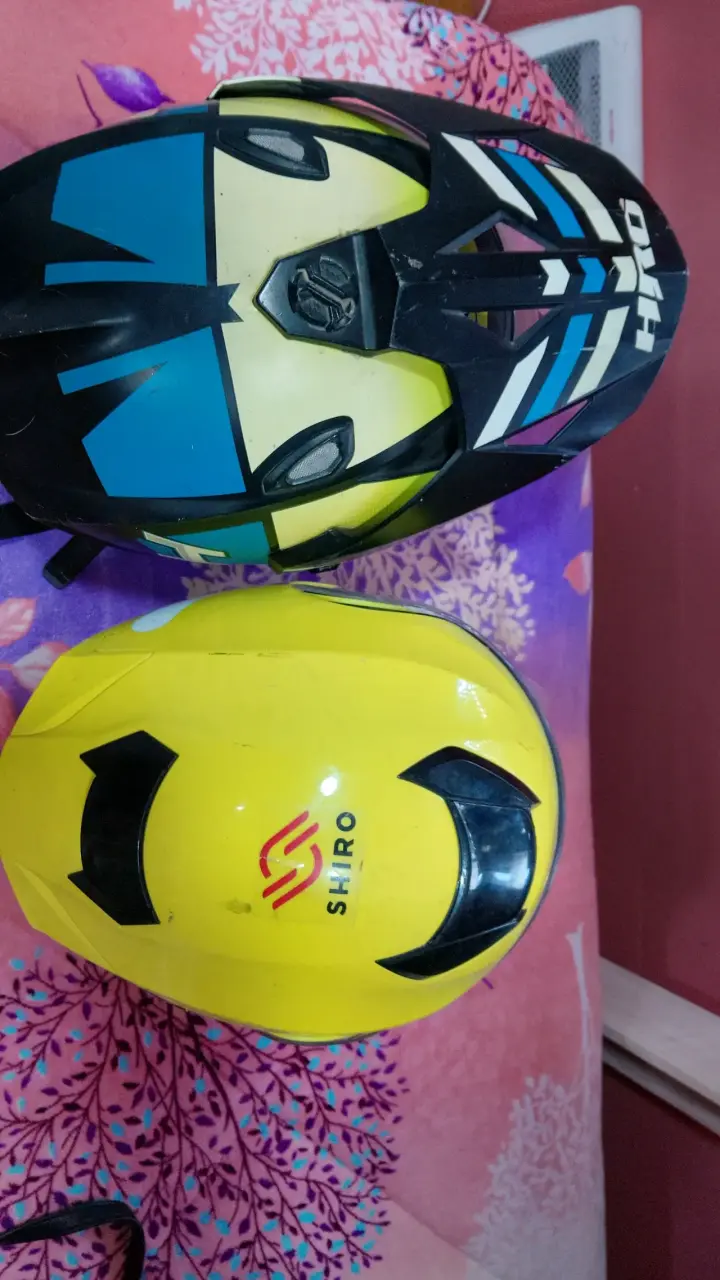 Cascos de moto negro y amarillo - 2