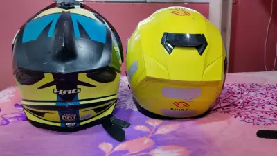 Cascos de moto negro y amarillo - miniatura 3