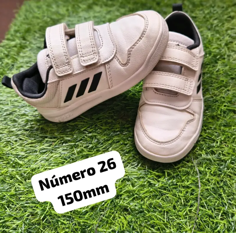 Zapatillas infantiles blancas con velcro