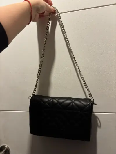 Cartera negra con cadena metálica - miniatura 1
