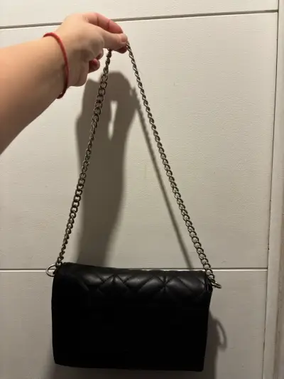Cartera negra con cadena metálica - miniatura 2