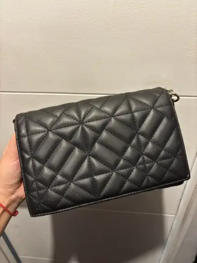 Cartera negra con cadena metálica - miniatura 3