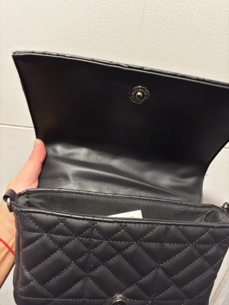 Cartera negra con cadena metálica - 4