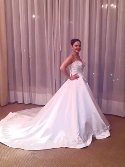 Vestido de novia blanco elegante - miniatura 1