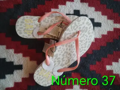 Sandalias flip-flop con diseño - miniatura 1