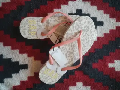 Sandalias flip-flop con diseño - miniatura 4