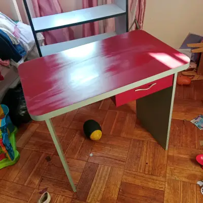 Escritorio rojo con cajonera - miniatura 1
