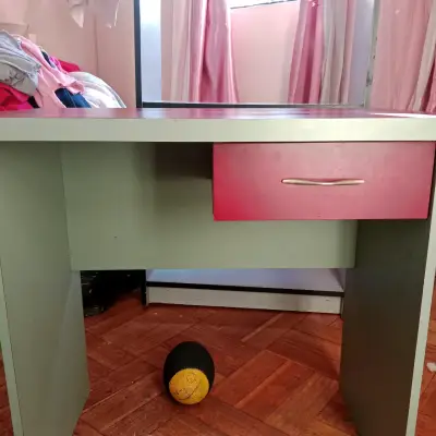 Escritorio rojo con cajonera - miniatura 2