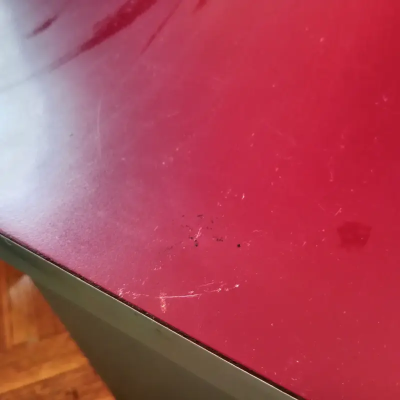 Escritorio rojo con cajonera - 3