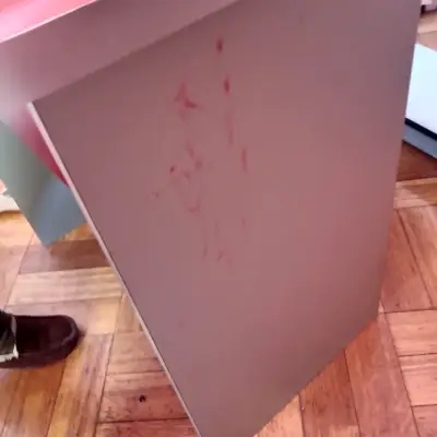 Escritorio rojo con cajonera - miniatura 4