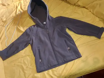 Chaqueta gris con capucha impermeable - miniatura 1