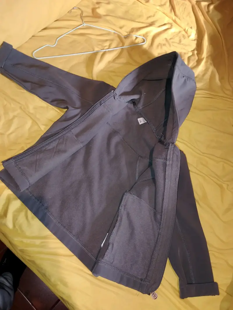 Chaqueta gris con capucha impermeable - 2