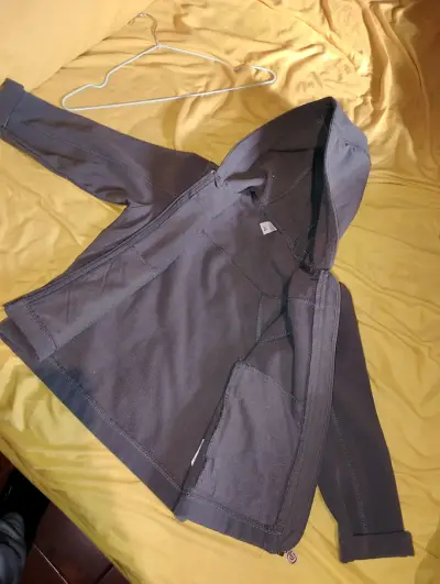 Chaqueta gris con capucha impermeable - miniatura 2