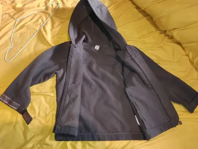 Chaqueta gris con capucha impermeable - miniatura 3