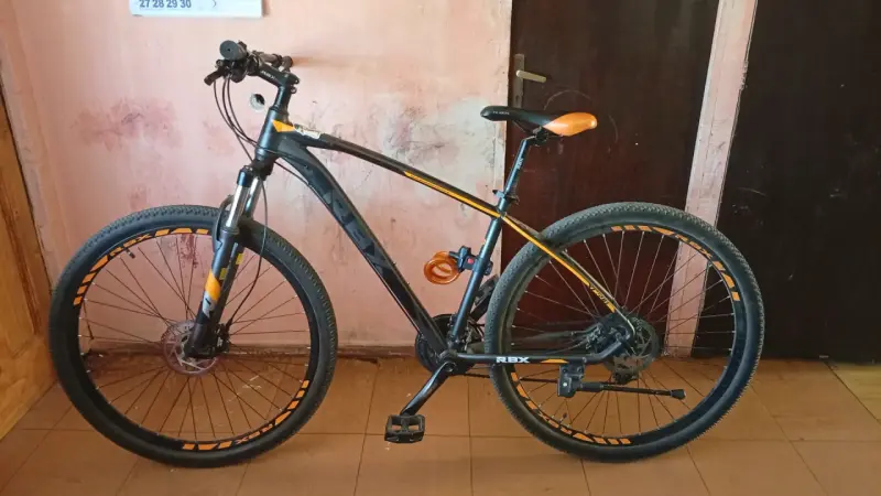 Bicicleta montaña negra y naranja