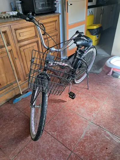 Bicicleta urbana negra con canasto - miniatura 2