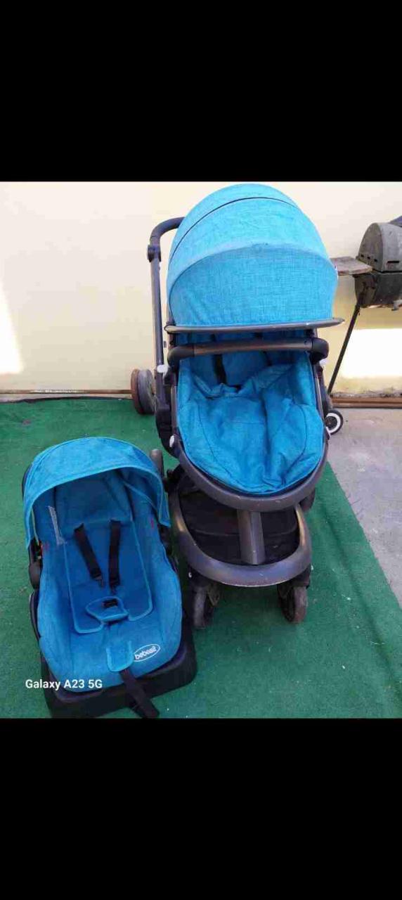 Coche de bebé azul con silla - 1