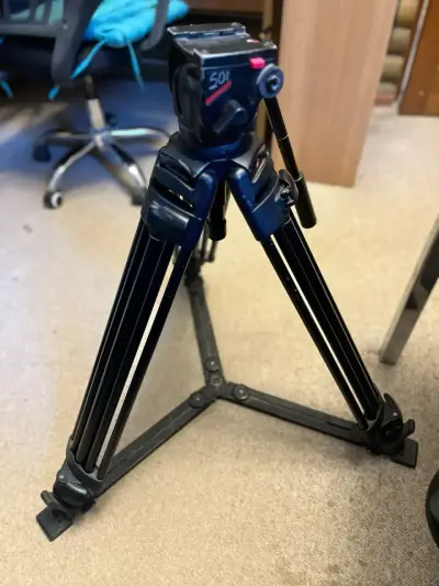 Trípode para cámara profesional - miniatura 1