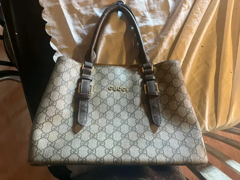Bolso Gucci café interior espacioso - 3
