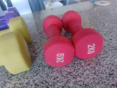 Mancuernas rosas 2kg 4kg - miniatura 1