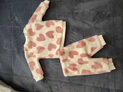 Conjunto para niña con corazones - miniatura 1
